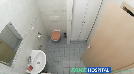 Den slampiga sköterskan ger honom ett handjobb i badrummet