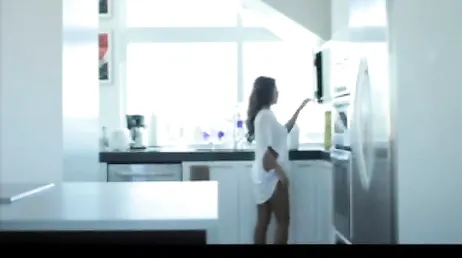 La salope de Madison Ivy a des fraises et une bonne bite au petit déjeuner