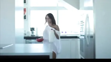 La salope de Madison Ivy a des fraises et une bonne bite au petit déjeuner