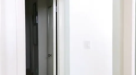 A putinha de óculos começa a rebolar e me deixar com tesão