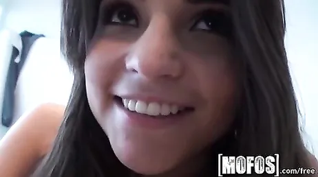 A vizinha fica provocando até eu acabar transando com ela