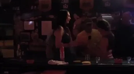 Minha esposa chega bêbada do bar e quer que eu coloque na bunda dela