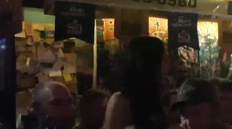 Minha esposa chega bêbada do bar e quer que eu coloque na bunda dela
