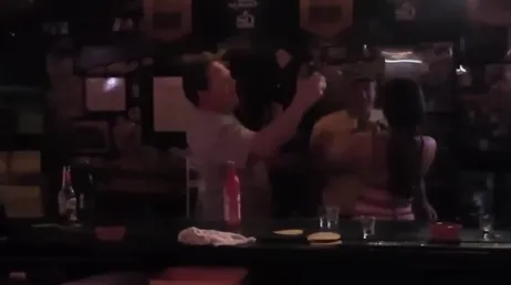 Minha esposa chega bêbada do bar e quer que eu coloque na bunda dela