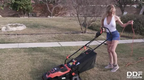Elle invite le jardinier à entrer dans la maison pour qu'il la baise fort