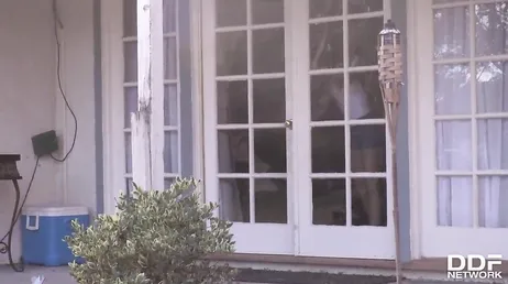 Elle invite le jardinier à entrer dans la maison pour qu'il la baise fort