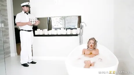 Il lattaio riempie di latte la milf arrapata Courtney Taylor