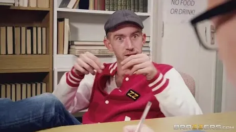 Dois jovens estudantes se divertindo muito na aula, brutal!