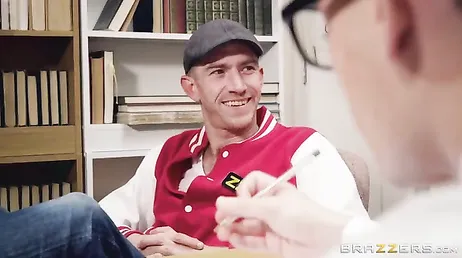 Dois jovens estudantes se divertindo muito na aula, brutal!