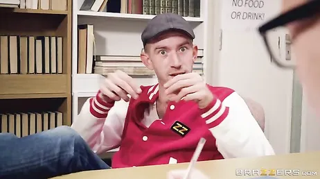 Dois jovens estudantes se divertindo muito na aula, brutal!