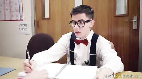 Dois jovens estudantes se divertindo muito na aula, brutal!