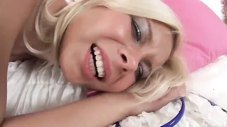 Om det är något som den här blondinen gillar så är det att få hela sin röv omkull...