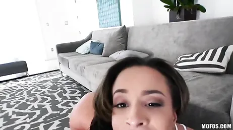Teanna Trump, empotrada con mucha fuerza en el sofá de casa..