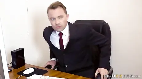 Er is altijd een secretaresse die zo sletterig is als Cara Saint Germain