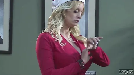 Stormy Daniels e Asa Akira in una tremenda lesbica