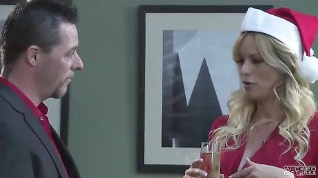 Stormy Daniels e Asa Akira in una tremenda lesbica