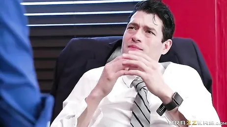 Quand une secrétaire aussi salope vient me bouffer la bite en entier...