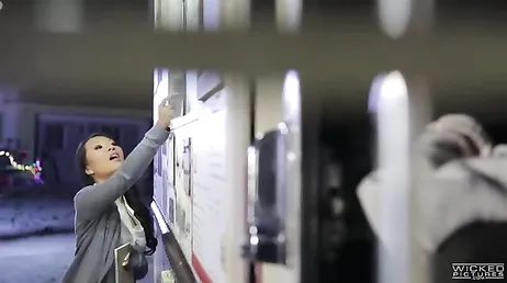De oosterse slet Asa Akira wordt geneukt door een kok