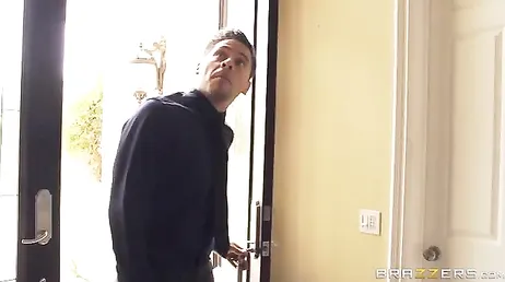 Keiran Lee fa le sue cose, scopando davvero forte la milf Kayla Kayden!