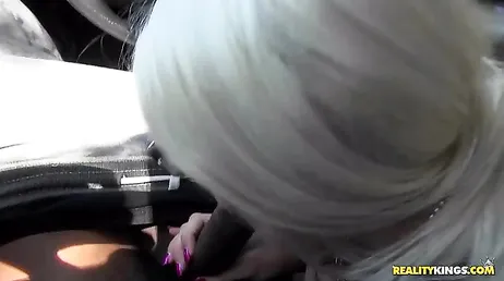 Não é o primeiro boquete que essa loira dá no carro..