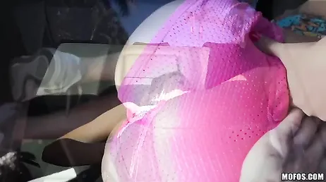 Oralsex och knulla i bilen med den blonda Marsha May