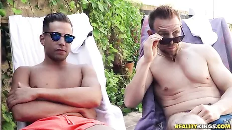 É verão e as orgias nas piscinas estão de volta, certo?