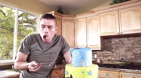 Cory Chase punit son fils avec une pipe et du sexe..