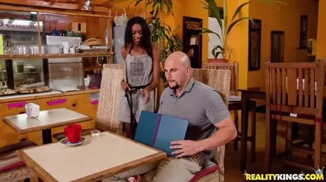 La serveuse ne lui coupe pas les cheveux, elle baise un client !