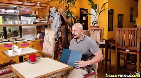 La serveuse ne lui coupe pas les cheveux, elle baise un client !