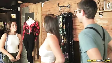 Bom, sim, esses malucos cheios de tesão transando na loja de roupas...