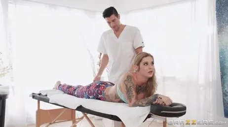 La masseuse est ravie d'avoir Kleio Valentien.
