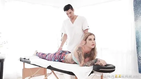 La masseuse est ravie d'avoir Kleio Valentien.