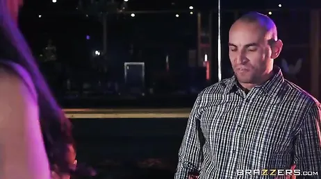 Jävla med strippan, hon hamnar bunden till en klients kuk.