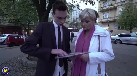 Den gamla kvinnan har flirtat och planerar att knulla den här unga pojken