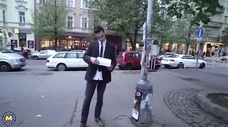 Den gamla kvinnan har flirtat och planerar att knulla den här unga pojken