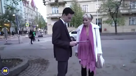 Den gamla kvinnan har flirtat och planerar att knulla den här unga pojken