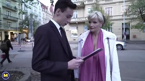 Den gamla kvinnan har flirtat och planerar att knulla den här unga pojken