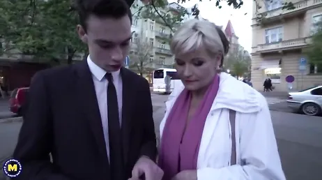 Den gamla kvinnan har flirtat och planerar att knulla den här unga pojken