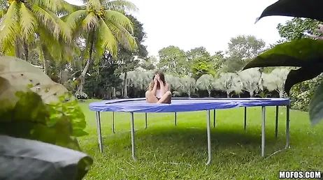 Scopata forte con la vicina Ivy Rose sul trampolino..