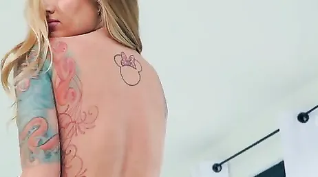 Cette masseuse ne s'arrête pas, aujourd'hui il baise une cliente très salope..