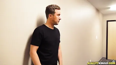 Baiser une fille très salope dans les toilettes publiques..