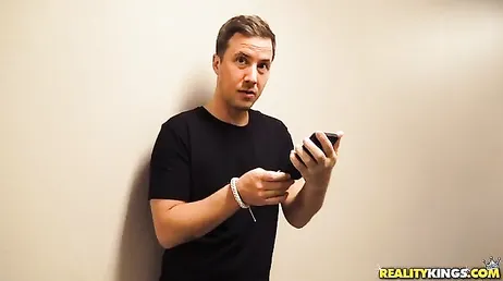 Baiser une fille très salope dans les toilettes publiques..