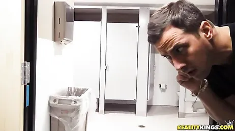 Baiser une fille très salope dans les toilettes publiques..
