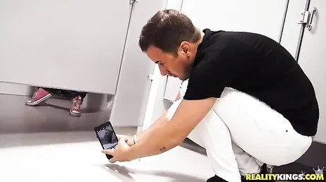 Baiser une fille très salope dans les toilettes publiques..