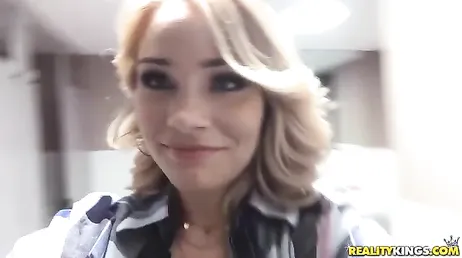 Baiser une fille très salope dans les toilettes publiques..