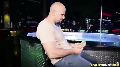 Enfoncer la danseuse du club dans une cabine de discothèque
