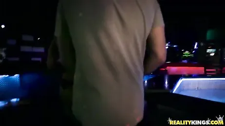 Enfoncer la danseuse du club dans une cabine de discothèque