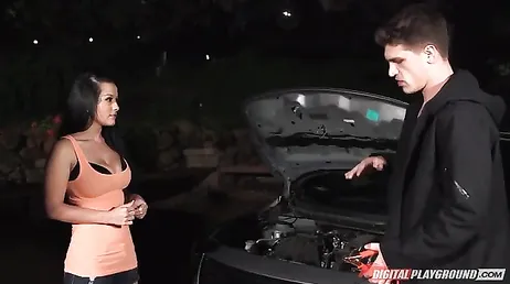 Er repariert ihr Auto und obendrein fickt er sie, perfekte Nacht!