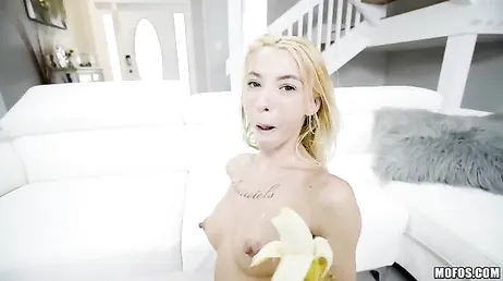 La giovane Kenzie Reeves si strozza con un cazzo del genere