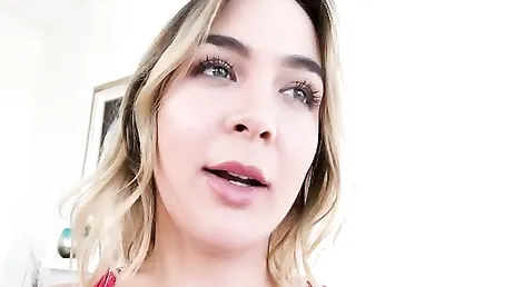A massagista e o cliente se deixam levar e não os veem se envolvendo...